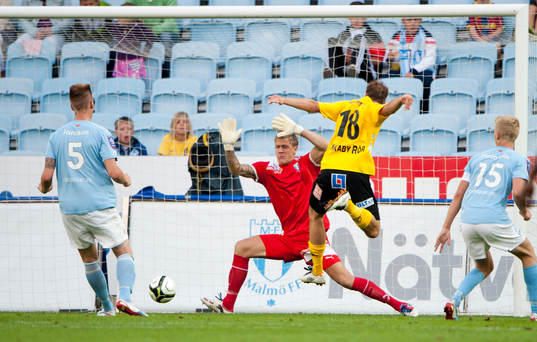 Johan Dahlin, målavkt, Malmö, Amin Nazari, skjuter in 1:1