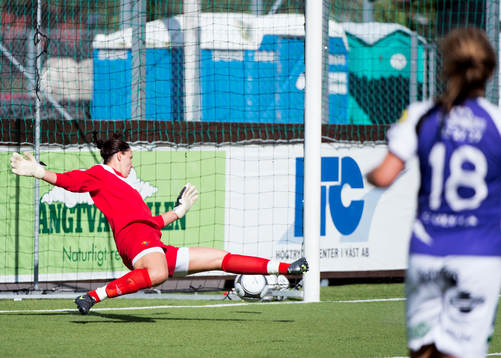 Gudbjörg Gunnarsdottir, målvakt Djurgården, ser 1-0 gå