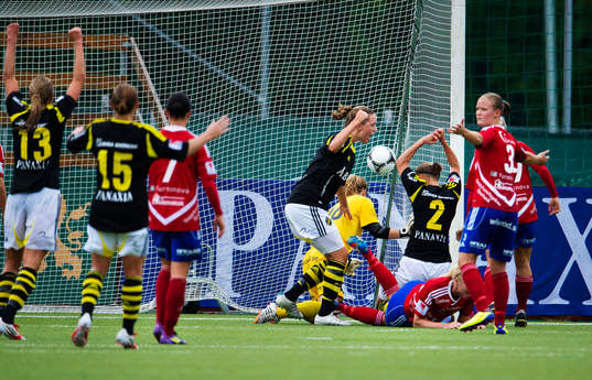 Jubel bland AIK-spelarna när 1-1-bollen går in