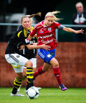 Jennie Nordin, AIK, håller tag om Sofie Andersson, Vittsjö