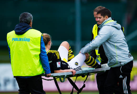 Stephanie Wroblewski, AIK, bärs ut på bår skadad