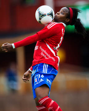Danesha Adams, Vittsjö, tar ner bollen