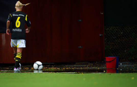 Sarah Fredriksson, AIK, hämtar bollen ur en vattenpöl som