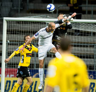 Kevin Stuhr-Ellegaard, målvakt, IF Elfsborg tas hårt av