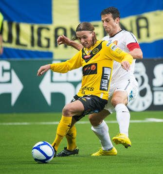 Niklas Hult, IF Elfsborg uppvaktas av Suleyman Sleyman,