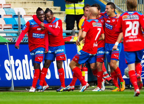 David Accam, Helsingborg, gratuleras till sitt 0-1-mål
