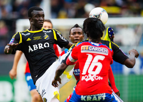 Kwame Karikari, AIK, har kontroll på bollen