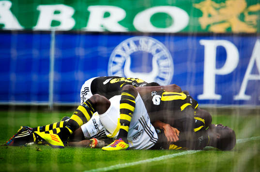 AIK-spelare ligger över varandra och kramas