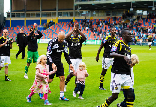 Mohamed Bangura och Henok Goitom, AIK, tackar publiken