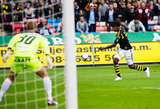 Mohamed Bangura, AIK, skjuter mot mål