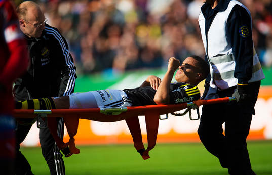 Robin Quaison, AIK, bärs ut på bår, skadad