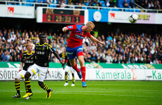 Peter Larsson, Helsingborg, rensar undan bollen på nick