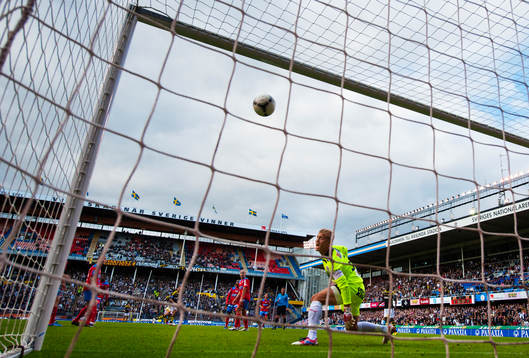 Pär Hansson, målvakt, Helsingborg, ser 2-1-bollen gå in