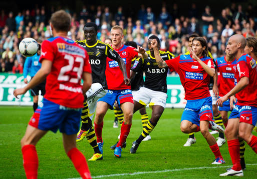 Kwame Karikari, AIK, på väg mot bollen
