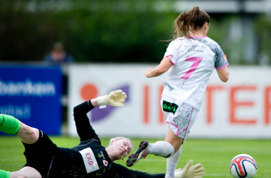 2-0, Ramona Bachmann, Malmö, som rundar Hedvig Lindahl,