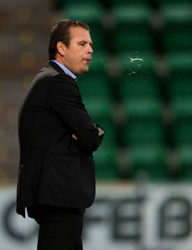 Mikael Stahre, tränare IFK Göteborg spottar