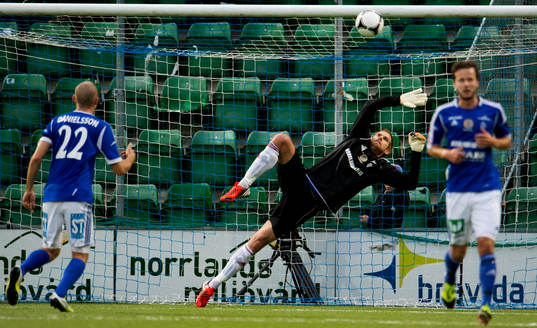 Oscar Berglund, målvakt, GIF Sundsvall ser 3-1 gå i mål