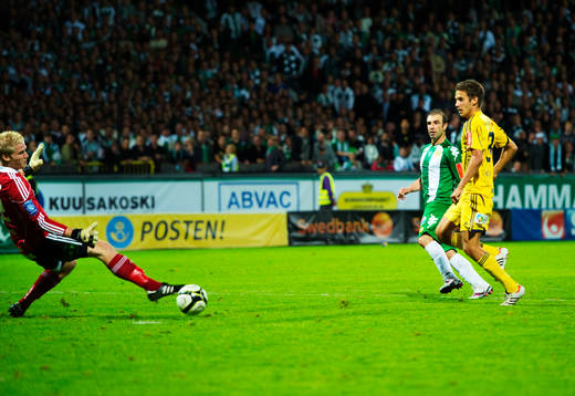 Kennedy Bakircioglu, Hammarby, skjuter ett skott som går