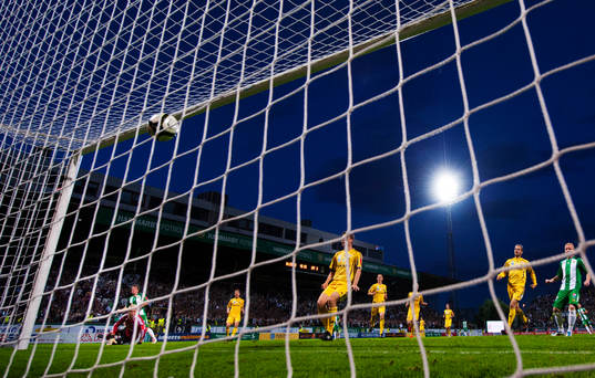 Nikolas Ledgerwood, Hammarby, skjuter in 1-0 bakom Hampus
