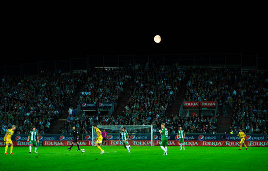 Månen skiner över Söderstadion