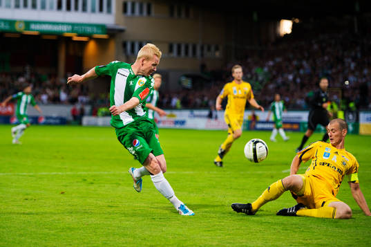 Mattias Adelstam, Hammarby, passar in bollen