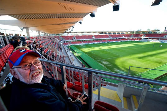 Dom första supportrarna på plats, väntar på