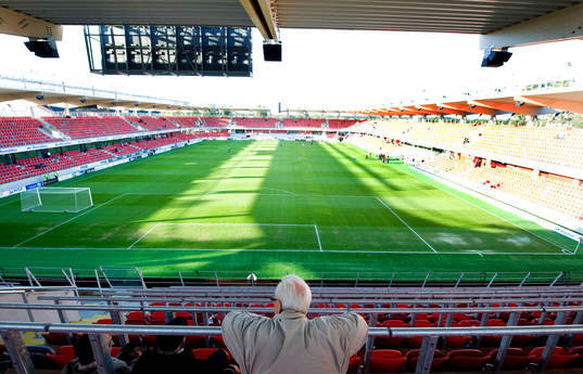 Dom första supportrarna på plats, väntar på