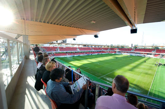 Dom första supportrarna på plats, väntar på