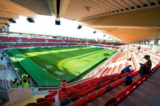 Dom första supportrarna på plats, väntar på