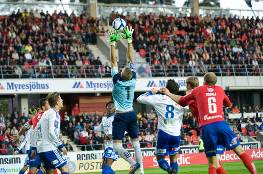 Bill Halvorsen, målvakt, Värnamo, greppar bollen.