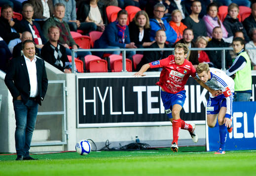 Alexander Henningsson, Öster, sprintar ifrån sin back,