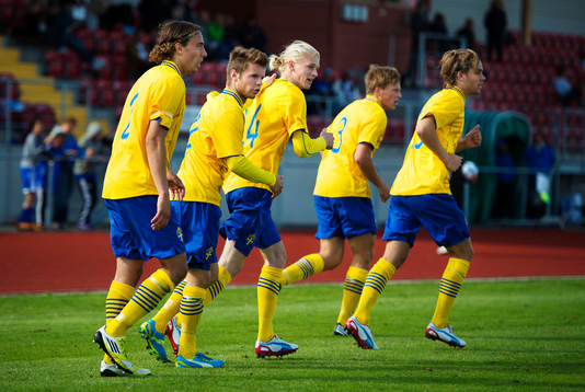 Karl Holmberg, Sverige, gratuleras till sitt 1-1-mål