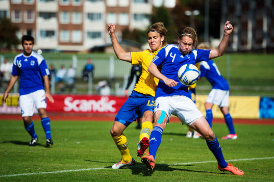 Christoffer Nyman, Sverige, kämpar mot en finsk spelare