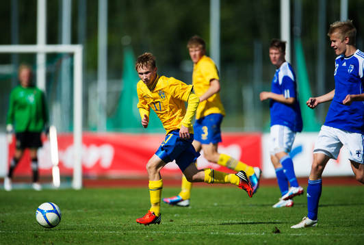 Albin Nilsson, Sverige, kontrollerar bollen
