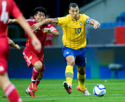 Zlatan Ibrahimovic, Sverige, sätter en armbåge i ansiktet
