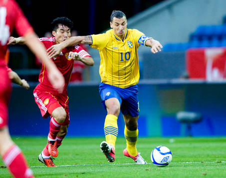 Zlatan Ibrahimovic, Sverige, sätter en armbåge i ansiktet