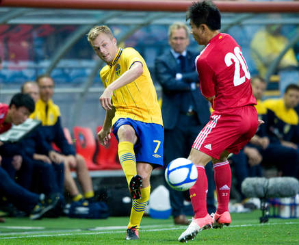 Sebastian Larsson, Sverige, och bakom skympar Erik Hamrén,