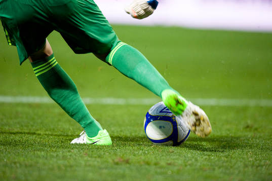 Tillslag, inspark, fot, fotboll, fotbollsskor, strumpor
