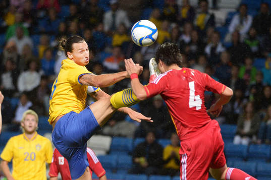 Zlatan Ibrahimovic, Sverige. sätter foten i ansiktet på