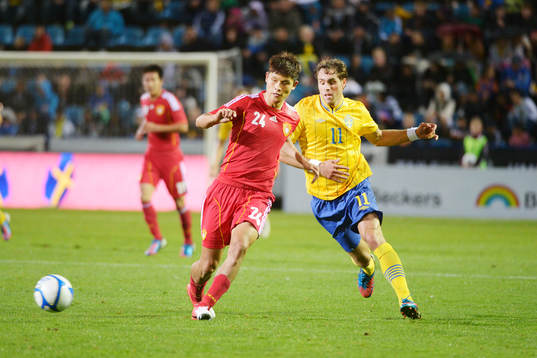 Yang Yu, Kina och Johan Elmander, Sverige
