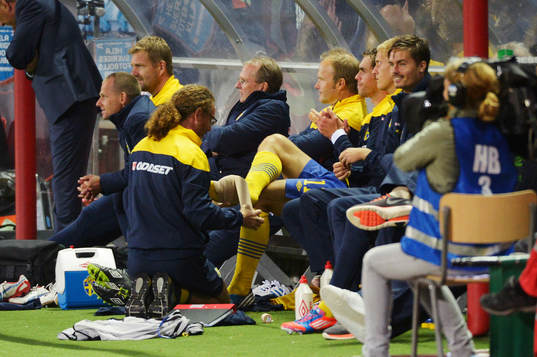 Johan Elmander sitter på bänken och får foten lindad