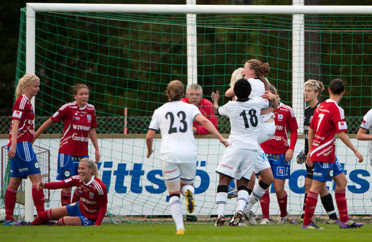 Emma Berglund, nickar in bollen, Umeå, jubel
