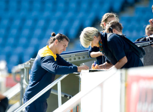 Zlatan Ibrahimovic skriver autografer