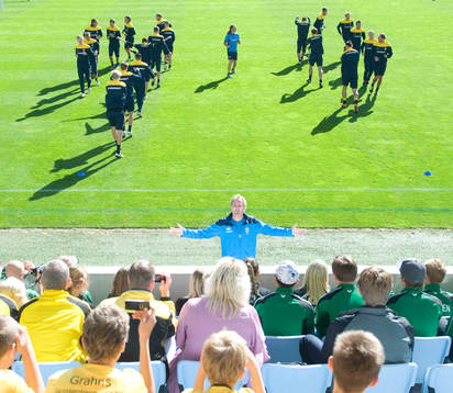 Uppvärmning, då undervisar Erik Hamrén ett gäng
