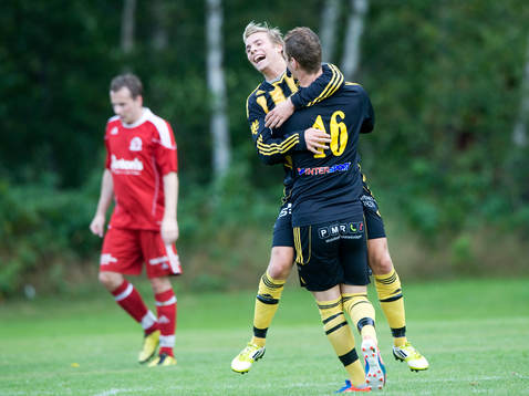 0-1, Mattias Andersson, som grattas av Ekrem Dibrani, IFK