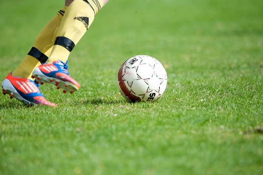 Fot, boll, fotboll, gräs, dribbling, bollbehandling