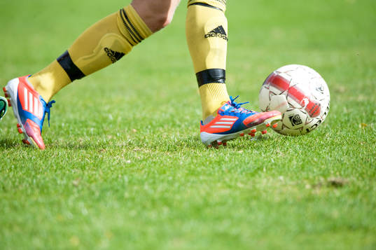 Fot, boll, fotboll, gräs, dribbling, bollbehandling