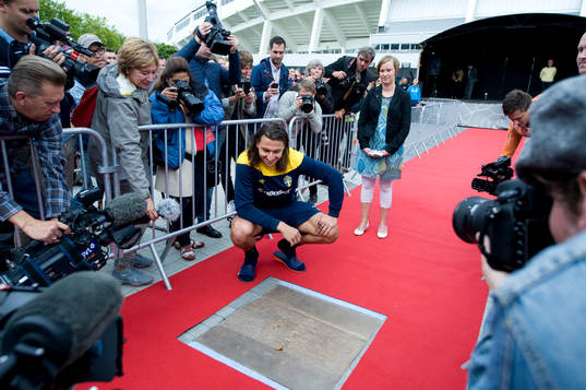 Zlatan Ibrahimovic, platta med Zlatans namn avtäcktes
