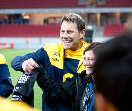 Håkan Ericson, tränare, Sverige, visar upp EM trojan