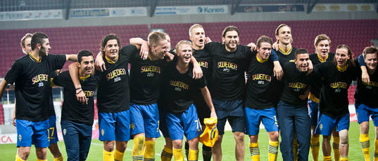 U21 trupp visar upp EM trojan, jubel, glädje